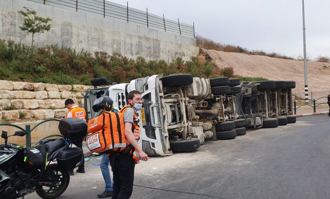  נס ציונה: משאית התהפכה, הנהג כבן 50 במצב קשה