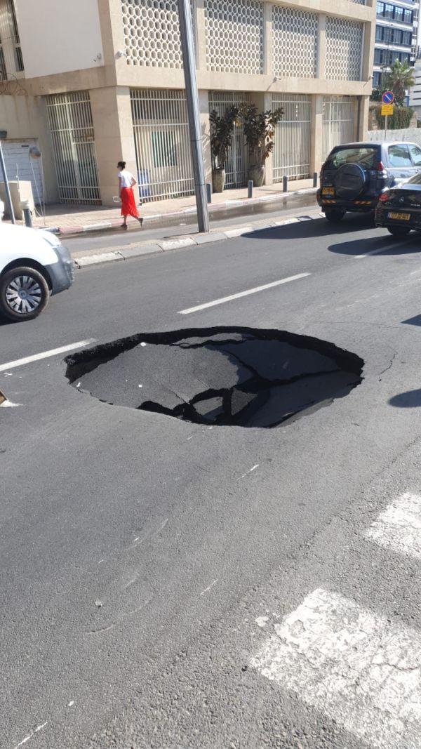 בגלל בולען: המשטרה סגרה כביש מרכזי בתל אביב