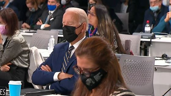 פעם נוספת: ביידן תועד ישן במהלך ועידת האקלים • צפו