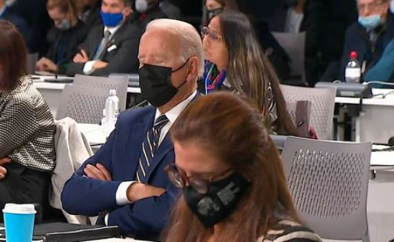 פעם נוספת: ביידן תועד ישן במהלך ועידת האקלים • צפו