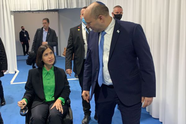 אלהרר נפגשה עם ג'ונסון: "מתנצל על ההתנהלות"