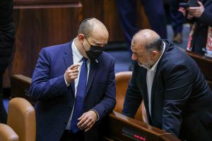 מנסור עבאס נשאל בריאיון על חמאס – וטרק את הטלפון | האזינו