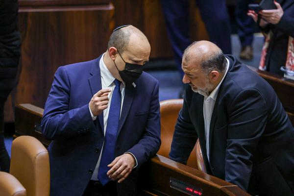 מנסור עבאס נשאל בריאיון על חמאס – וטרק את הטלפון | האזינו