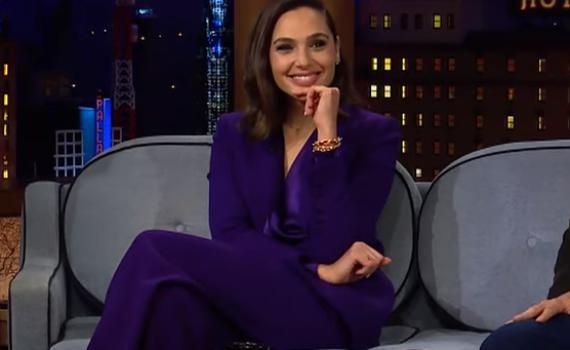 גל גדות מספרת בדיחה בעברית בטלוויזיה האמריקאית | צפו