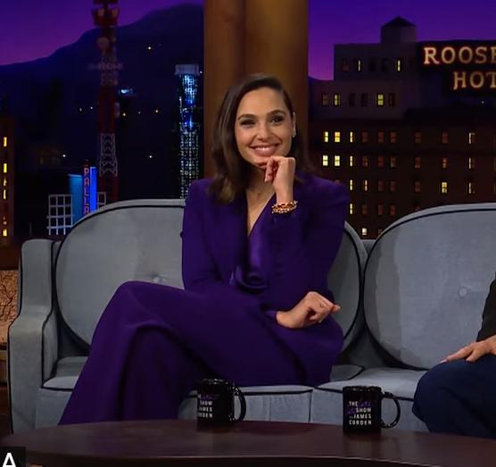 גל גדות מספרת בדיחה בעברית בטלוויזיה האמריקאית | צפו