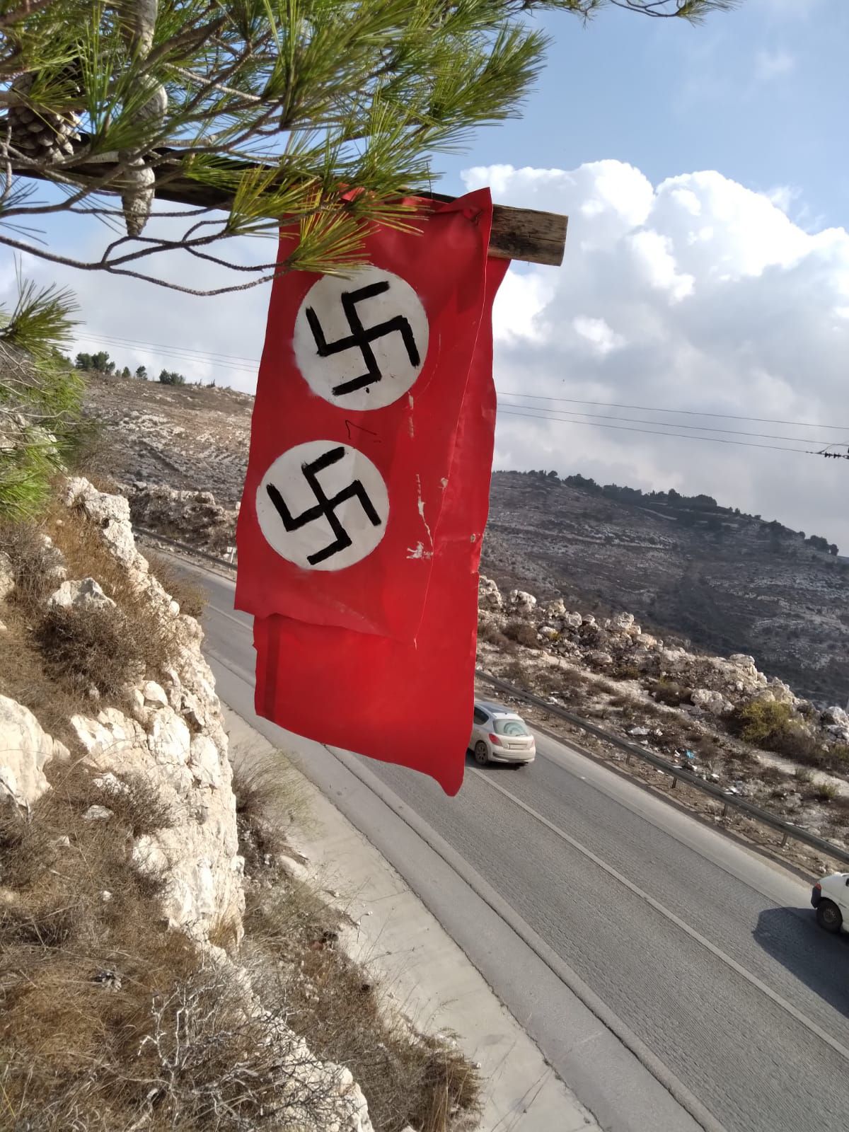 ערבים תלו דגל נאצי סמוך לישוב חומש בשומרון