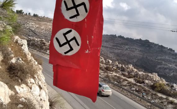 ערבים תלו דגל נאצי סמוך לישוב חומש בשומרון