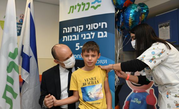 כבר ביום הראשון: דוד בנט בן ה-9 התחסן לקורונה