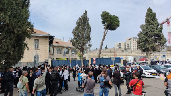 ברלנד ואשתו נעצרו, החסידים התפרעו