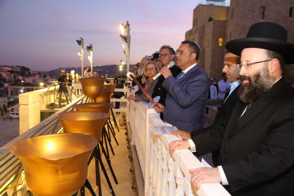 נר שלישי בכותל במעמד ניצולי שואה מהעולם