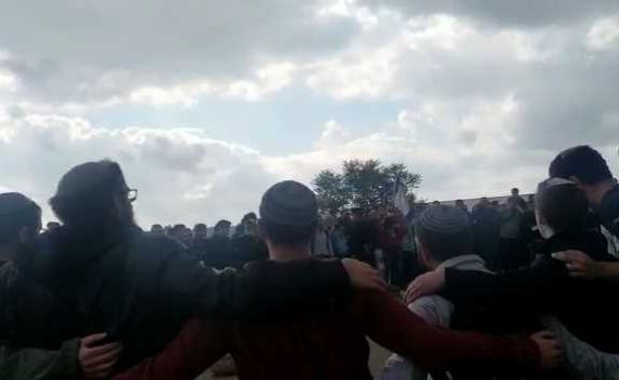 דמעות: צפו בתלמידי 'נתיב מאיר' בהלוויית אליהו קיי