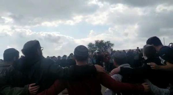 דמעות: צפו בתלמידי 'נתיב מאיר' בהלוויית אליהו קיי