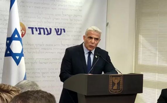 שר החוץ יאיר לפיד נדבק בקורונה; מצבו טוב