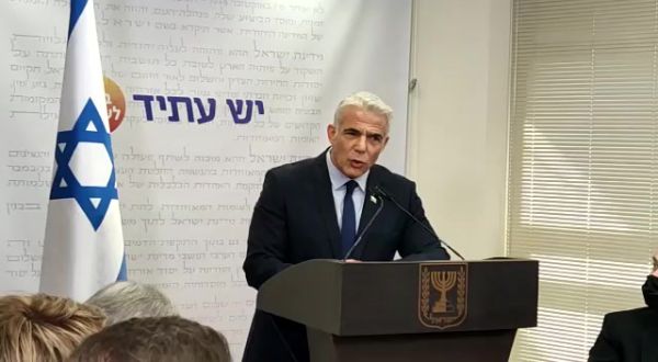 שר החוץ יאיר לפיד נדבק בקורונה; מצבו טוב