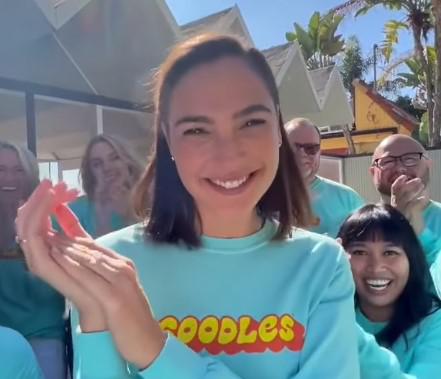 כובשת עוד יעד: גל גדות השיקה מותג חדש ומסקרן