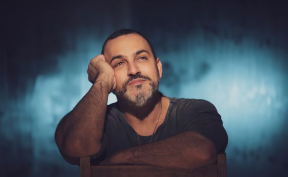 קובי אפללו לסרוגים: "זה נס שהקהל שר איתי בהופעות"