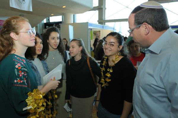 רק 34% השיבו נכון בסקר על משרתי השירות הלאומי