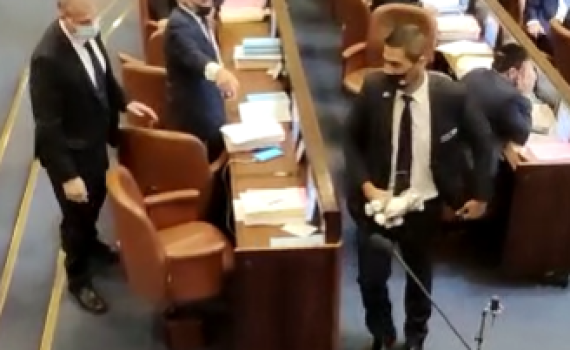 צפו: בנט נאם הח"כ הוציא בובת חתול והוצא מהמליאה