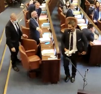 צפו: בנט נאם הח"כ הוציא בובת חתול והוצא מהמליאה