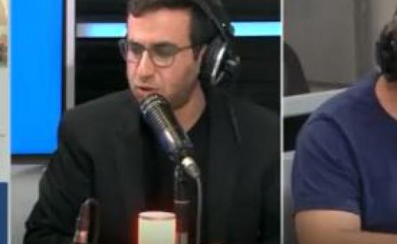 צפו: עקיבא נוביק בשיר קורע על העברת התקציב