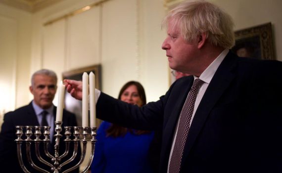 ראש ממשלת בריטניה מדליק נר שני של חנוכה