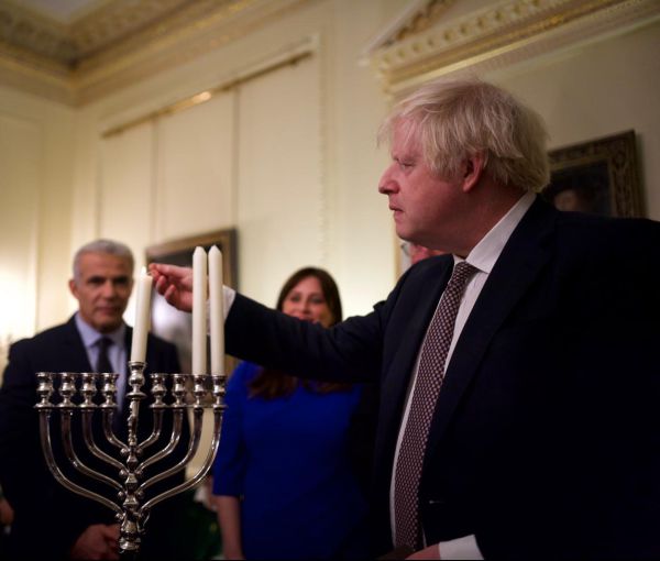 ראש ממשלת בריטניה מדליק נר שני של חנוכה