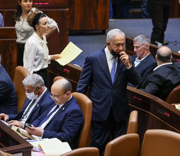 בנט: "ביבי פגש את מנסור עבאס בהיחבא. כמו פילגש"