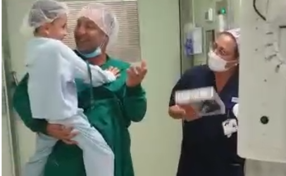 מרגש: ילד בן 7 נכנס לניתוח והצוות המנתח הפתיע | צפו