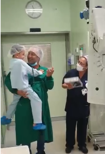 מרגש: ילד בן 7 נכנס לניתוח והצוות המנתח הפתיע | צפו