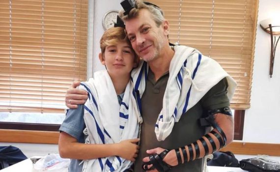 מוקי על בר המצווה של בנו: "ברוך שפטרנו מעונשו של זה"