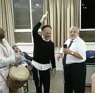 צפו: יונתן רזאל עושה חגיגה בקורס רענון נהיגה