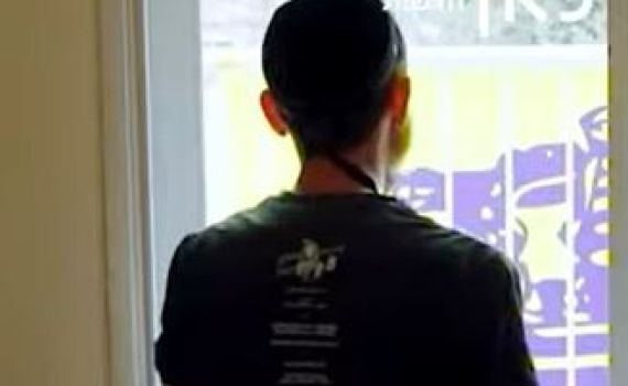 בגלל הנטיות של החזן – הרב ביקש לצאת מהתפילה. צפו