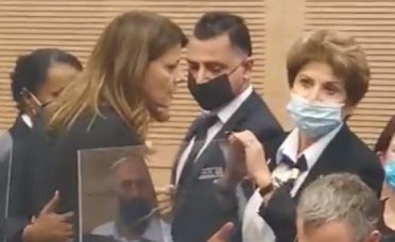 מביך | הח"כית התפוצצה על עובדת הכנסת. צפו