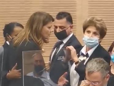 מביך | הח"כית התפוצצה על עובדת הכנסת. צפו