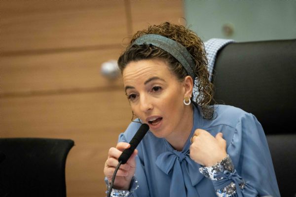 מהומה בוועדת הבריאות: "את עובדת של פייזר". צפו