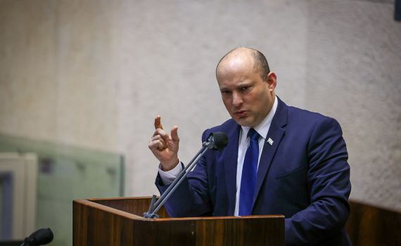 צפו: בנט עלה לנאום וירד מהדוכן אחרי 10 שניות