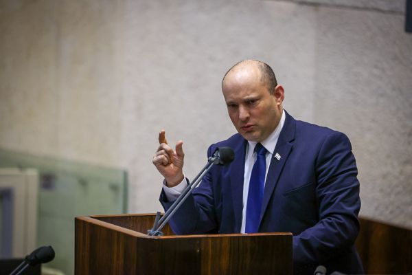 צפו: בנט עלה לנאום וירד מהדוכן אחרי 10 שניות