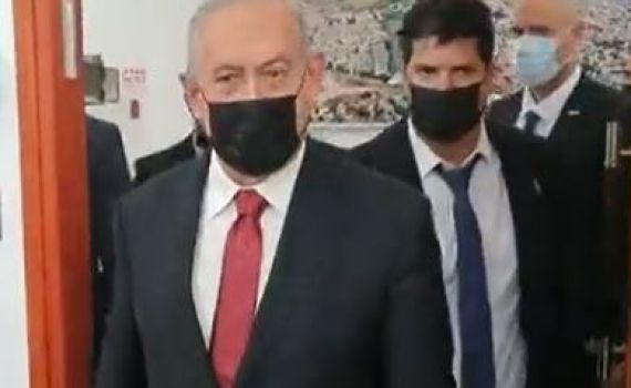 עיתונאי חדשות 13 הפתיע את נתניהו: "דואג לך". צפו