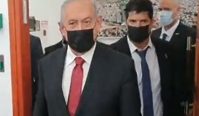 עיתונאי חדשות 13 הפתיע את נתניהו: "דואג לך". צפו