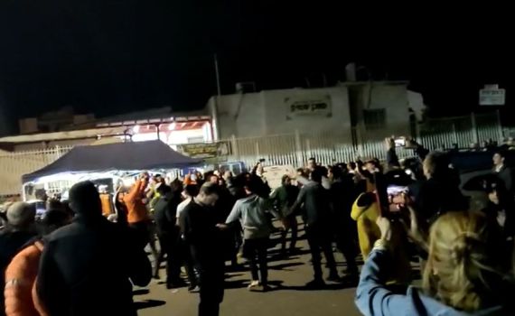 צפו: הילד אותר; התושבים פתחו בשירה וריקודים