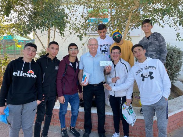 הר"מ איבד את הטלפון; תלמידי הישיבה רכשו לו מכשיר חדש