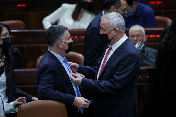 עימות בין סער לגנץ: זו הסיבה שאתה לא רוה"מ