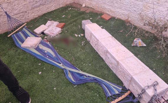 בחצר ביתו: עמוד נפל על ילד; מצבו אנוש
