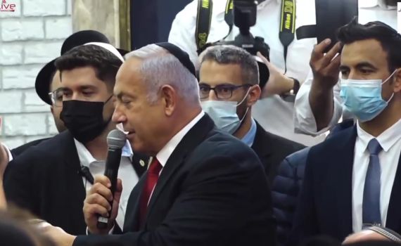 צפו: נתניהו בחגיגות בכפר חב"ד