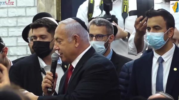 צפו: נתניהו בחגיגות בכפר חב"ד