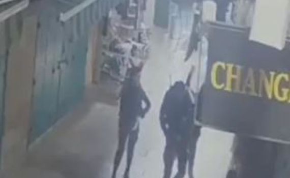 שולף, דוקר ונורה: תיעוד פיגוע הדקירה בירושלים.צפו