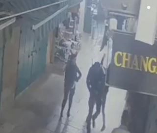 שולף, דוקר ונורה: תיעוד פיגוע הדקירה בירושלים.צפו