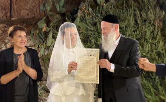 צופית גרנט לא יכלה לבחור שמלת כלה יותר מחמיאה