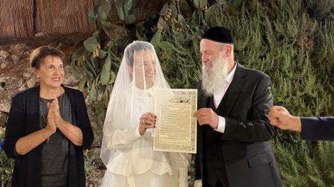 צופית גרנט לא יכלה לבחור שמלת כלה יותר מחמיאה