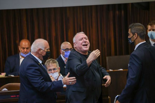 עימות בכנסת: "יא'קנגורו; קפצת בין 5 מפלגות". צפו